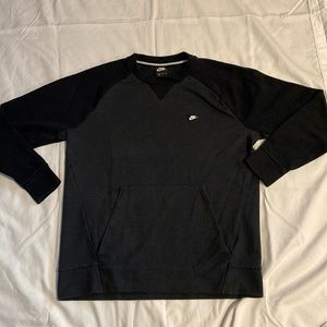 Like new Nike pull over sweatshirt with front pocket